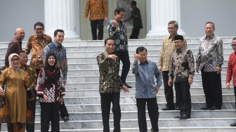 Presiden Joko Widodo (kiri) bersama Wakil Presiden Jusuf Kalla (kanan) bersiap untuk berfoto bersama sebelum acara silaturahmi kabinet kerja di Istana Merdeka, Jakarta, Jumat (18/10). [FOTO/Akbar Nugroho Gumay]
