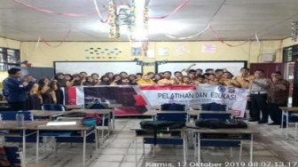 Polisi Sosialiasi Keselamatan Berlalulintas di SMP 4 Mandau
