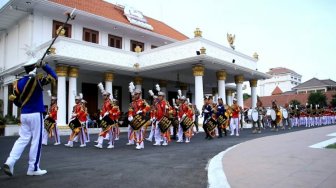 Satpol PP Probolinggo Tunjuk Skil Dalam Parade Senjata di Surabaya