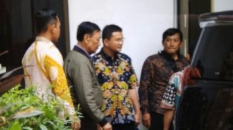 9 Hari Dirawat Plus Operasi, Wiranto Tampak Jalan Kaki Tinggalkan RSPAD