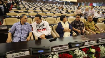 Ketua MPR Bambang Soesatyo bersama para Wakil Ketua MPR saat menghadiri gladi bersih pelantikan presiden dan wakil presiden di Kompleks Parlemen, Jakarta, Sabtu (19/10). [Suara.com/Arya Manggala]