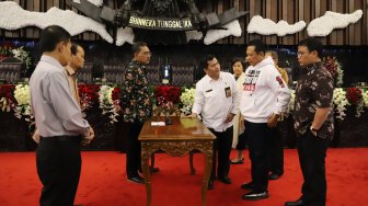 Ketua MPR Bambang Soesatyo bersama para Wakil Ketua MPR saat menghadiri gladi bersih pelantikan presiden dan wakil presiden di Kompleks Parlemen, Jakarta, Sabtu (19/10). [Suara.com/Arya Manggala]