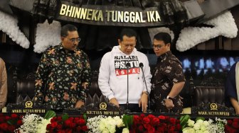 Ketua MPR Bambang Soesatyo bersama para Wakil Ketua MPR saat menghadiri gladi bersih pelantikan presiden dan wakil presiden di Kompleks Parlemen, Jakarta, Sabtu (19/10). [Suara.com/Arya Manggala]