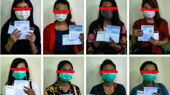 Foto kombo sejumlah wanita pekerja seks (WPS) menunjukkan dana bantuan sosial berupa buku tabungan seusai penutupan kawasan Resosialisasi Argorejo atau Lokalisasi Sunan Kuning (SK) di Semarang, Jawa Tengah, Jumat (18/10). [ANTARA FOTO/Aji Styawan]