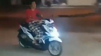Sedang Ngetren Fenomena Banting Motor saat Parkir, Ini Video Pemicunya
