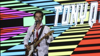 Musisi reggae Tony Q Rastafara tampil sebagai penutup di hari pertama Musik Untuk Republik di Buperta, Cibubur, Jakarta, Jumat (18/10) malam. [ANTARA FOTO/Asprilla Dwi Adha]