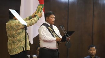 Petugas melakukan gladi bersih pelantikan presiden dan wakil presiden masa jabatan 2019-2024 di Kompleks Parlemen, Senayan, Jakarta, Sabtu (19/10). [Suara.com/Arya Manggala]