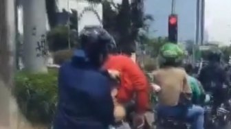 Kerokan di Persimpangan, Aksi Pemotor Ini Menyita Perhatian Pengguna Jalan