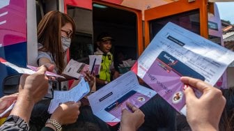 Sejumlah Wanita Pekerja Seks (WPS) antre untuk mencairkan dana bantuan sosial seusai penutupan kawasan Resosialisasi Argorejo atau Lokalisasi Sunan Kuning (SK) di Semarang, Jawa Tengah, Jumat (18/10). [ANTARA FOTO/Aji Styawan]