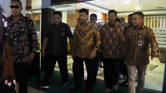 Menko Polhukam Wiranto usai menghadiri acara silaturahmi dengan keluarga besar Kemenko Polhukam di Jakarta, Sabtu (19/10). [Suara.com/Arya Manggala]