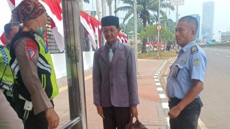 Bawa Tas Mencurigakan ke Senayan, Pria Berpeci Minta Dilantik Jadi Presiden