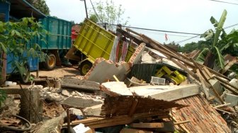 Bengkel Motor Ambruk Dihantam Truk di Kadu Merak, Tiga Motor Terkubur 