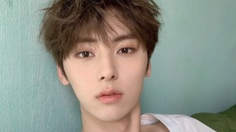 Pakai Lipstik Merah, Minhyun NU'EST Bikin Hati Penggemar Goyah