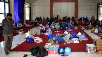 Sejumlah pengungsi berada di Posko BPBD, Batu, Jawa Timur, Senin (21/10). [ANTARA FOTO/Unggul Prabowo]
