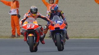 Momen Unik Saat Motor Marquez Mogok dan Didorong Syahrin, Bikin Salah Fokus