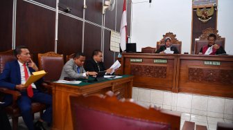 Hakim tunggal Elfian (kanan) memimpin jalannya sidang praperadilan yang diajukan mantan Menpora Imam Nahrawi di Pengadilan Negeri Jakarta Selatan, Jakarta, Senin (21/10). [ANTARA FOTO/Sigid Kurniawan]