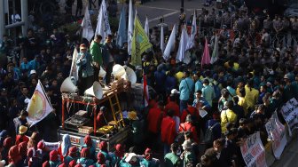 Mahasiswa yang tergabung dalam Badan Eksekutif Mahasiswa Seluruh Indonesia (BEM SI) menggelar aksi unjuk rasa di Jalan Merdeka Barat, Jakarta, Senin (21/10). [Suara.com/Angga Budhiyanto]