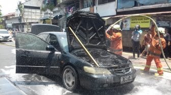 Honda Accord Mendadak Terbakar di Kawasan Senen