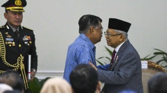 Wakil Presiden Ma'ruf Amin (kiri) bersama Wakil Presiden ke-10 dan ke-12 RI Jusuf Kalla (kanan) menghadiri acara penyerahan memori jabatan Wakil Presiden di Istana Wakil Presiden, Jakarta, Senin (21/10).  [ANTARAFOTO/Galih Pradipta]