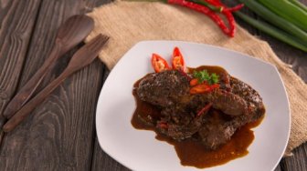 Ayam Semur Betawi, Lezatnya Bikin si Kecil Lahap Makan