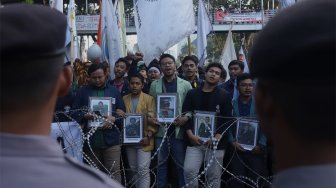 Mahasiswa yang tergabung dalam Badan Eksekutif Mahasiswa Seluruh Indonesia (BEM SI) menggelar aksi unjuk rasa di Jalan Merdeka Barat, Jakarta, Senin (21/10). [Suara.com/Angga Budhiyanto]