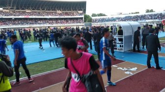 Laga PSIM vs Persis Solo Ricuh, Polisi Tembakkan Gas Air Mata