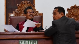 Hakim tunggal Elfian (kanan) memimpin jalannya sidang praperadilan yang diajukan mantan Menpora Imam Nahrawi di Pengadilan Negeri Jakarta Selatan, Jakarta, Senin (21/10). [ANTARA FOTO/Sigid Kurniawan]