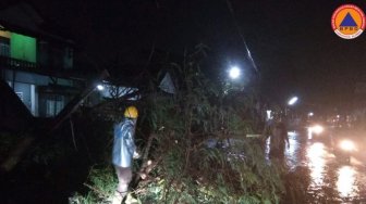 Angin Kencang di Kota Batu Hancurkan Puluhan Rumah, Satu Warga Tewas