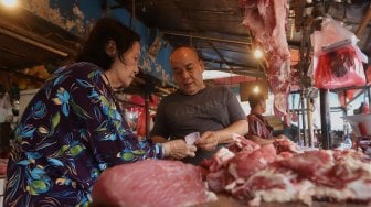 Pedagang daging sapi di Pasar Minggu, Jakarta Selatan, Senin (21/10). [Suara.com/Angga Budhiyanto]