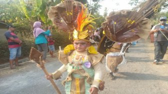 Sambut Hari Santri, SD NU Jember Pawai Pakai Baju Daur Ulang