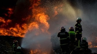 Kebakaran pipa minyak milik PT Pertamina di Melong, Cimahi, Jawa Barat, Selasa (22/10). [ANTARA FOTO/Raisan Al Farisi]