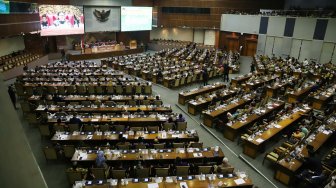 Ketua DPR Puan Maharani memimpin Rapat Paripurna ke-3 di Kompleks Parlemen, Senayan, Jakarta, Selasa (22/10). [Suara.com/Arya Manggala]