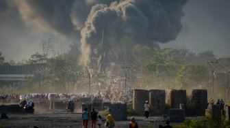 Kebakaran pipa minyak milik PT Pertamina di Melong, Cimahi, Jawa Barat, Selasa (22/10). [ANTARA FOTO/Raisan Al Farisi]