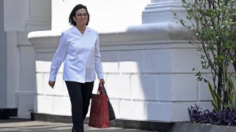 Mantan Menteri Keuangan Sri Mulyani Indrawati meninggalkan Kompleks Istana Kepresidenan di Jakarta, Selasa (22/10).[ANTARA FOTO/Puspa Perwitasari]