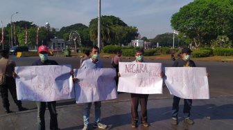 4 Orang Aksi Tutup Mulut di Depan Istana Negara, Tolak Prabowo Jadi Menteri