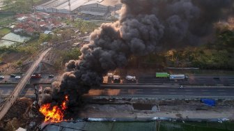 Kebakaran pipa minyak milik PT Pertamina di Melong, Cimahi, Jawa Barat, Selasa (22/10). [ANTARA FOTO/Raisan Al Farisi]