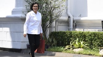 Senyum Sumringah Sri Mulyani saat Tiba di Istana Negara