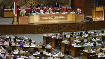 Ketua DPR Puan Maharani memimpin Rapat Paripurna ke-3 di Kompleks Parlemen, Senayan, Jakarta, Selasa (22/10). [Suara.com/Arya Manggala]