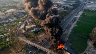 Kebakaran pipa minyak milik PT Pertamina di Melong, Cimahi, Jawa Barat, Selasa (22/10). [ANTARA FOTO/Raisan Al Farisi]