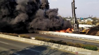 Pipa Minyak Pertamina Terbakar, 25 Mobil Pemadam Kebakaran Dikerahkan