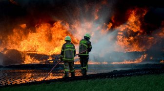 Kebakaran pipa minyak milik PT Pertamina di Melong, Cimahi, Jawa Barat, Selasa (22/10). [ANTARA FOTO/Raisan Al Farisi]