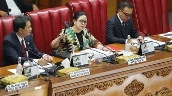 Ketua DPR Puan Maharani memimpin Rapat Paripurna ke-3 di Kompleks Parlemen, Senayan, Jakarta, Selasa (22/10). [Suara.com/Arya Manggala