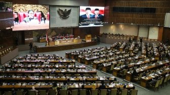 Ketua DPR Puan Maharani memimpin Rapat Paripurna ke-3 di Kompleks Parlemen, Senayan, Jakarta, Selasa (22/10). [Suara.com/Arya Manggala]