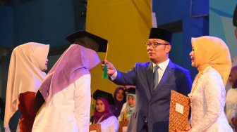 Pemdaprov Jabar Wisuda 2.700 Lulusan Sekoper Cinta