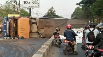 Truk Terguling, Puluhan Karung Terigu Berhamburan Tutup Jalan di Cilegon