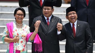 Menteri Luar Negeri Retno Marsudi (kiri) berbincang dengan Menteri Pertahanan Prabowo Subianto (tengah) dan Mensesneg Pratikno sebelum sesi foto bersama Kabinet Indonesia Maju di beranda Istana Merdeka, Jakarta, Rabu (23/10). [ANTARA FOTO/Puspa Perwitasari]