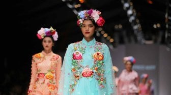 Model mengenakan busana rancangan Defrico Audy yang bertajuk "The Ethnic of West Sumatra" saat Jakarta Fashion Week 2020 di Senayan City, Jakarta, Selasa (22/10). [Suara.com/Arya Manggala]
