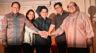 


Menteri BUMN Erick Thohir (tengah) berjabat tangan dengan para mantan Menteri BUMN, Rini Soemarno (kedua kiri), Mustafa Abubakar (kiri), Laksamana Sukardi (kedua kanan) dan Soegiharto, saat serah terima jabatan di Kementerian BUMN, Jakarta, Rabu (23/10/2019). [ANTARA FOTO/Akbar Nugroho Gumay]