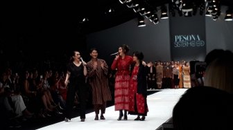 Gandeng Reza Rahadian, Oscar Lawalata Hadirkan Wastra Nusantara di JFW 2020