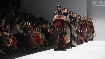 Model mengenakan busana rancangan De Irma yang bertajuk "The Ethnic of West Sumatra" saat Jakarta Fashion Week 2020 di Senayan City, Jakarta, Selasa (22/10). [Suara.com/Arya Manggala]
